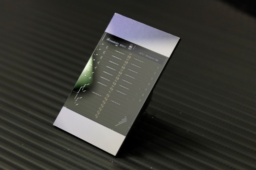 Early disease detection in body fluids with photonic biosensors